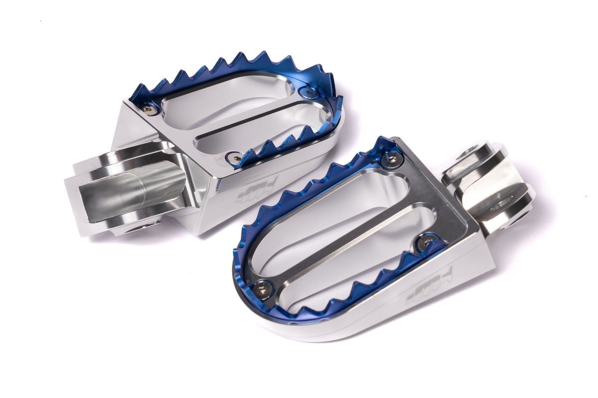 PEDANE POGGIAPIEDI IN ALLUMINIO CON DENTI IN TITANIO KTM EXC-F 520 (00-02) MOTOCROSS MARKETING