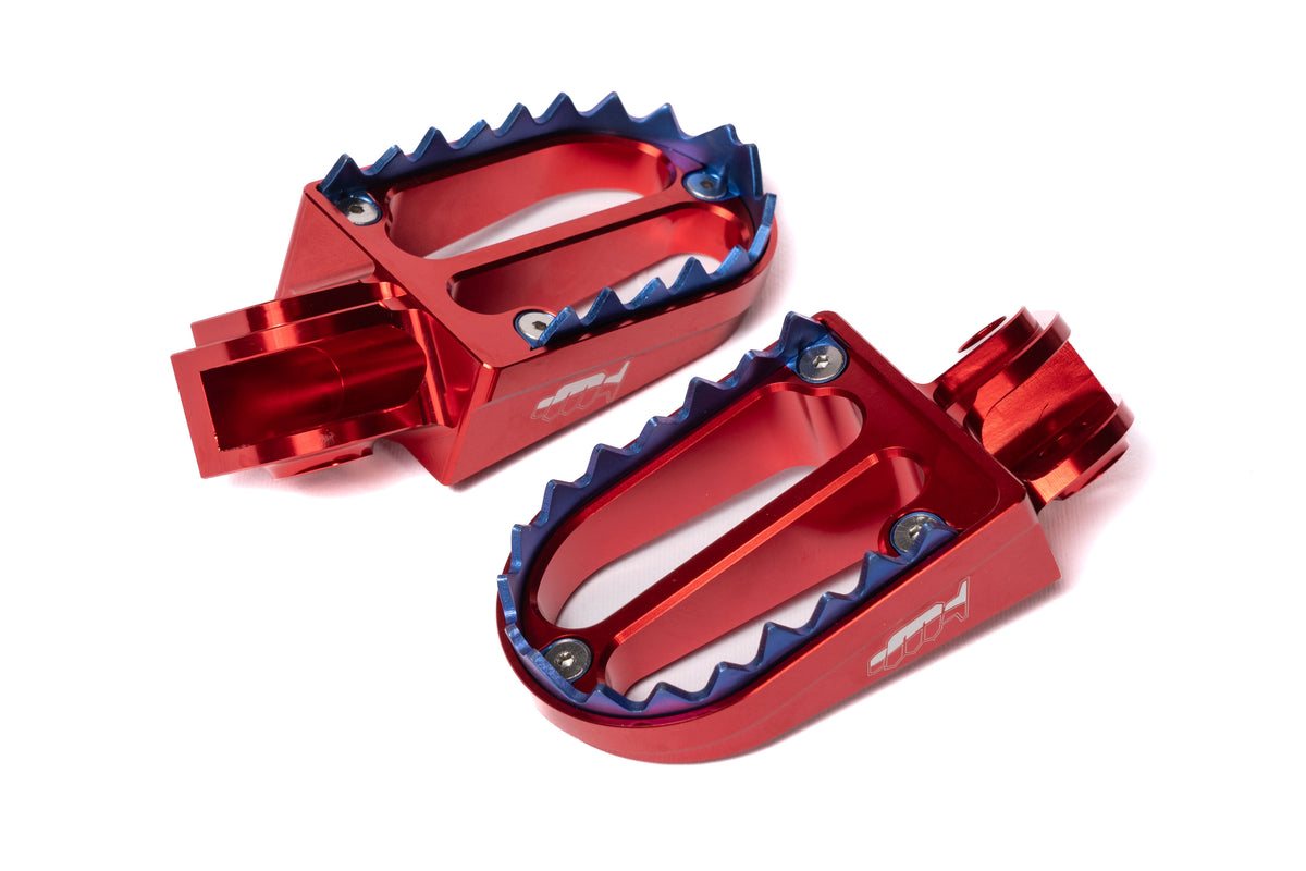 PEDANE POGGIAPIEDI IN ALLUMINIO CON DENTI IN TITANIO BETA RR 300 (13-19) MOTOCROSS MARKETING ROSSO